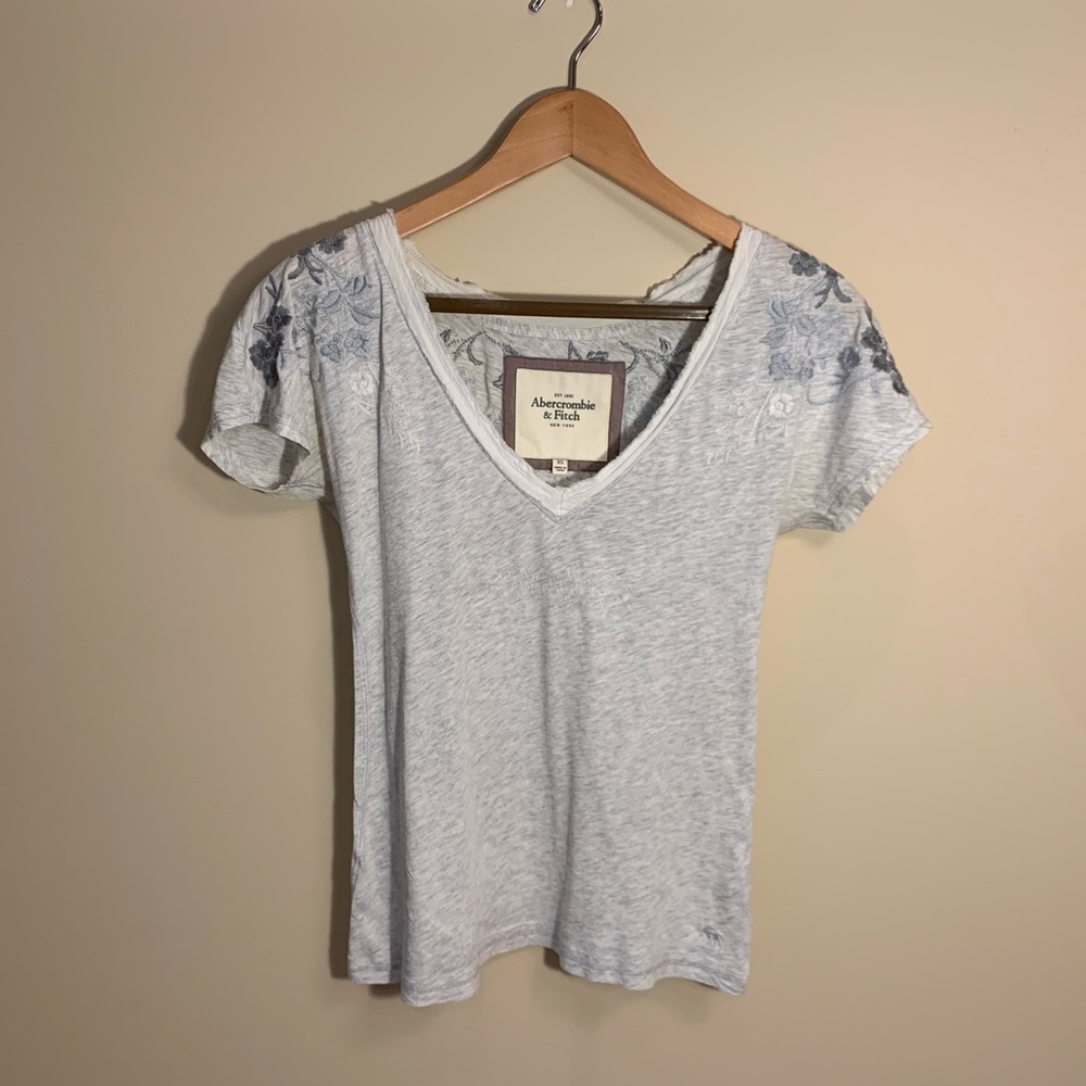 Light grey embroidery t shirt. XS